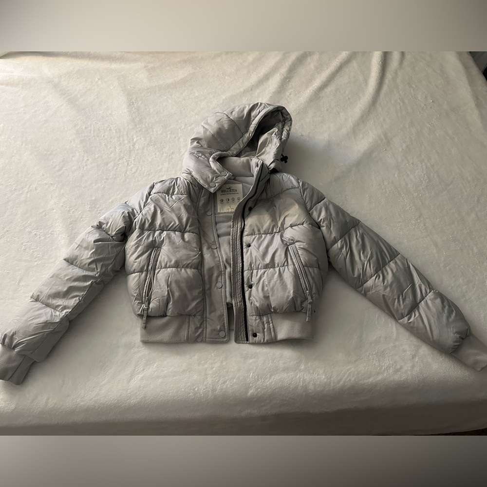 Hollister Women’s Bomber Puffer Jacket in gray, S, excellent condition